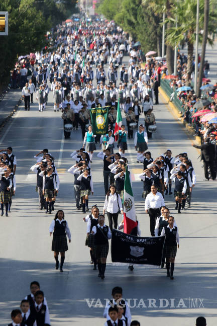 $!Participan en Coahuila más de 8 mil personas en desfile por aniversario de la Independencia de México
