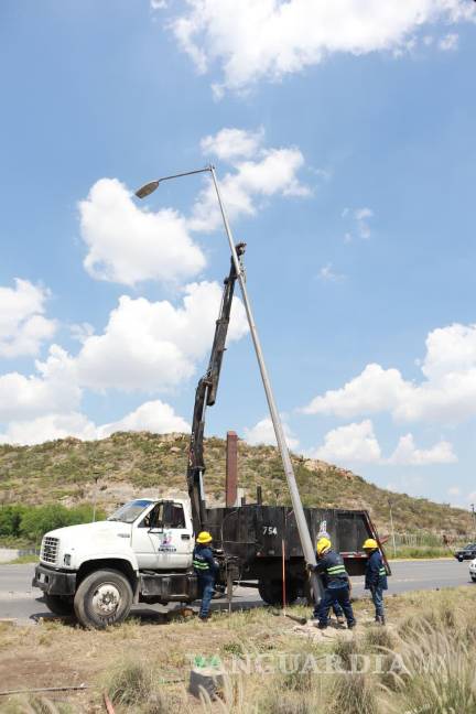 $!La instalación de nueva luminaria en la entrada norte de Saltillo contribuye a eliminar puntos oscuros y aumentar la seguridad en la ciudad.