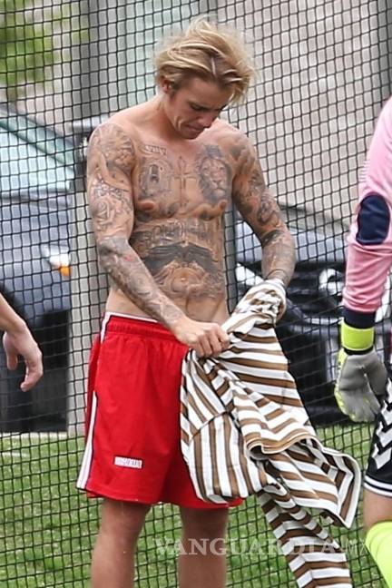 $!Justin Bieber presume tatuajes en partido de fútbol