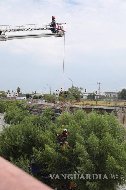Lluvias causan encharcamientos, cierres viales y el rescate de dos personas, en Nuevo León