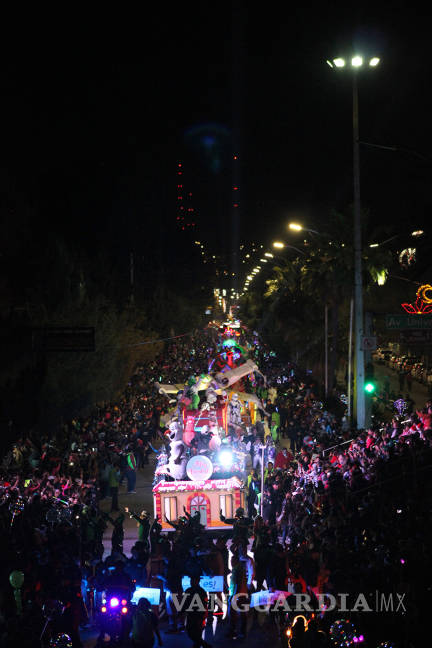 $!Endulza Desfile Navideño a miles en Saltillo