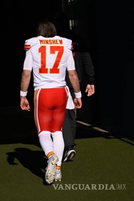 $!Gardner Minshaw, quien suplía a Patrick Mahomes por lesión, también salió del juego de los Chiefs ante Titans, por una molestia.