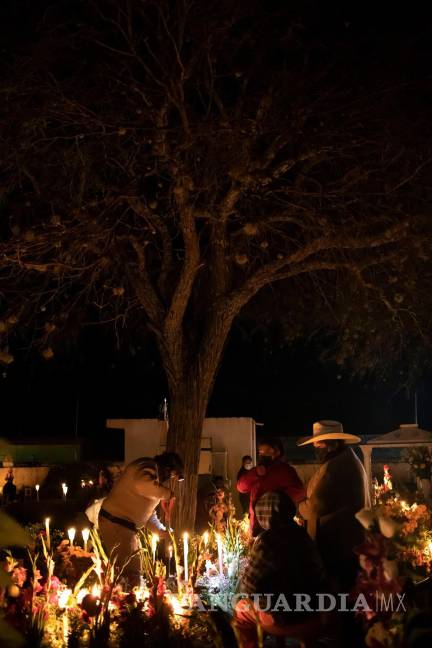 $!Familias velan a sus muertos después de un año sin celebrar la tradición debido a la pandemia por Covid-19 en el panteón de Xochitlán Todos Santos, estado de Puebla, México. EFE/Hilda Ríos