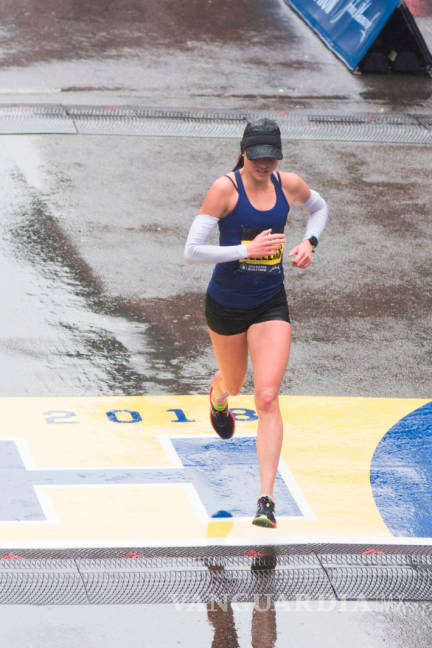 $!Esta enfermera no ganó el Maratón de Boston, pero sí el corazón de millones de corredores de medio tiempo