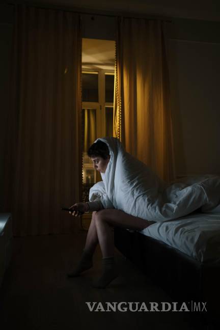 $!El uso de dispositivos electrónicos a altas horas de la noche puede complicar la conciliación del sueño.
