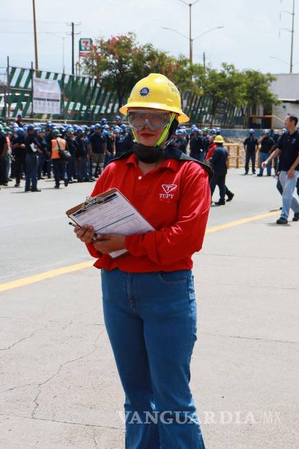 $!Las brigadas internas de seguridad coordinaron las acciones de evacuación hacia los puntos de reunión. FOTO: CORTESÍA