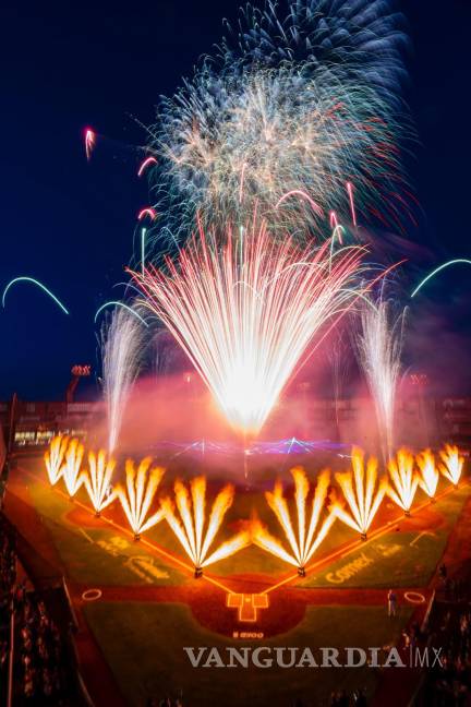 $!Los fuegos artificiales invadieron al Estadio Francisco I. Madero, la “Catedral del Béisbol”.