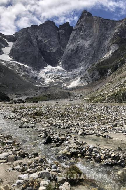 $!Una vista del glaciar Petit Vignemale, a la izquierda, y las Oulettes, a la derecha, en la cara norte del macizo de Vignemale en la cordillera de los Pirineos, visto desde el valle de Gaube en el sur de Francia. AP/Aritz Parra