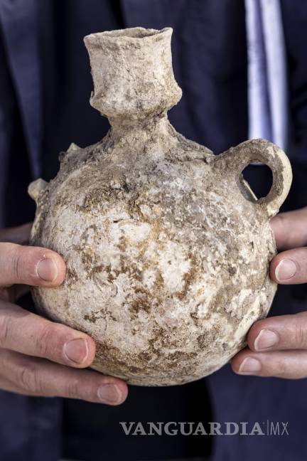$!Un empleado de la Autoridad de Antigüedades de Israel sostiene una jarra de un enorme complejo de vinificación antiguo que data de hace unos 1.500 años en Yavne, en el centro de Israel. AP/Tsafrir Abayov