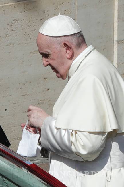 $!Por primera vez fotógrafos logran captar una imagen del papa Francisco usando cubrebocas
