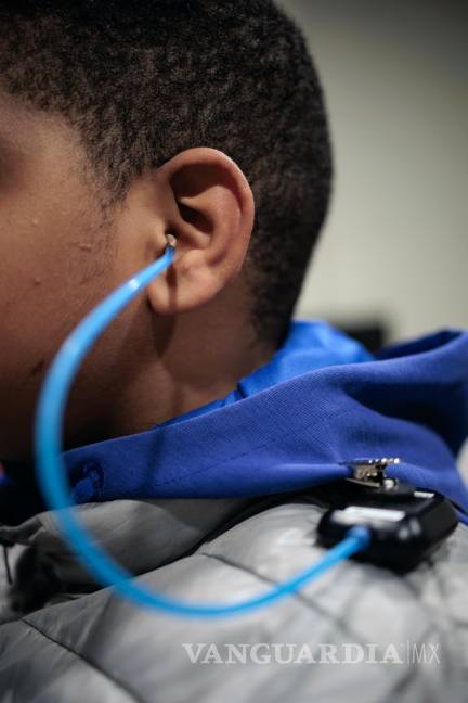 $!Se utilizan auriculares especiales para la prueba de audición de Aissam Dam, de 11 años, en el Hospital Infantil de Filadelfia.