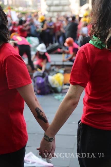 $!Nos queremos “¡Vivas, libres y sin miedo!”, gritan miles de mujeres que marchan en la CDMX