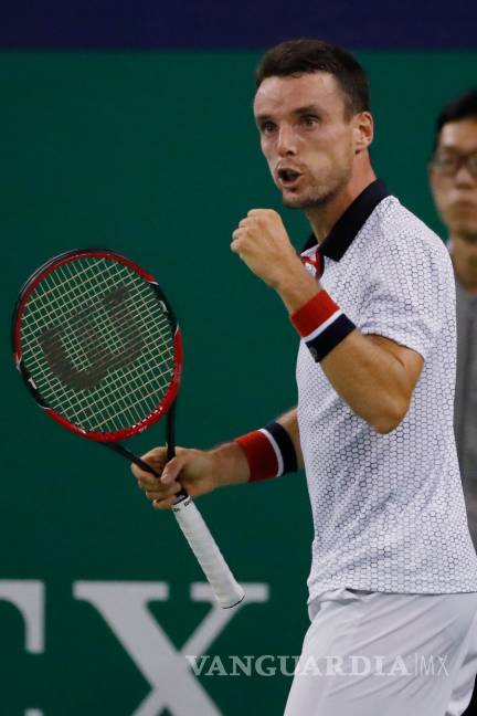 Bautista da la sorpresa y bate a Djokovic