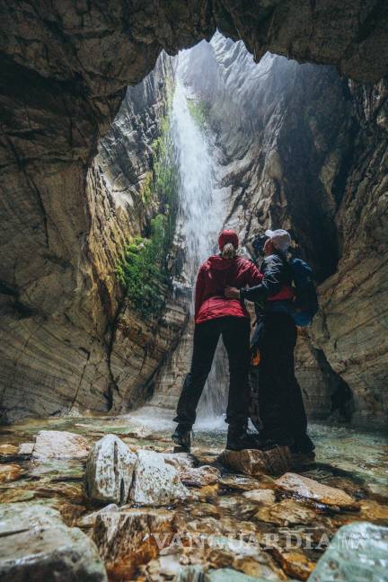 $!Cascada de las cuevas de Trollkirka en Hustadvika.