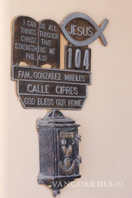 Saltillo: familiares de Susana ponen velas en sitio de feminicidio, no pueden creer tragedia