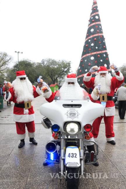 $!Los Santas Motorizados recorren las calles de Monterrey en un evento que ya se ha convertido en una tradición en estas fechas.