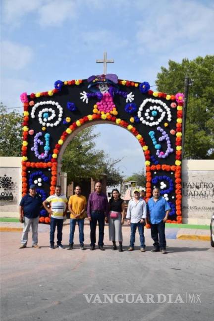 $!El personal municipal resguarda las zonas de riesgo en los camposantos, priorizando la seguridad de quienes visitan las tumbas de sus familiares.