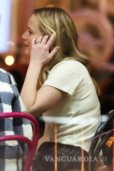 $!Jennifer Lawrence muestra por fin su anillo de compromiso con la última tendencias de manicure prenupcial