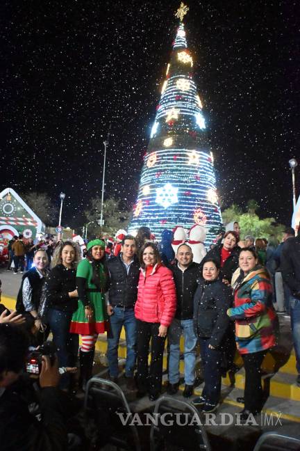 $!Una nevada sorpresa convirtió la Plaza Principal en un escenario navideño perfecto.