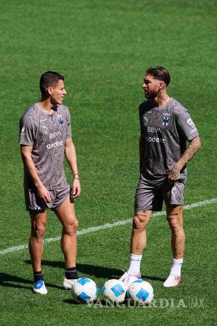 $!Durante la sesión de entrenamiento dirigida por Martín Demichelis, y abierta al público, Ramos compartió impresiones junto al central mexicano, Héctor Moreno.