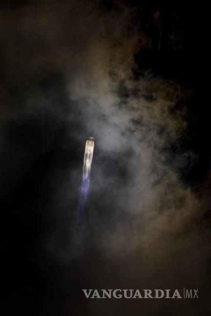 $!En esta foto publicada por la NASA, un cohete Atlas V de United Launch Alliance con la nave espacial Lucy a bordo se lanza desde el Complejo de Lanzamiento Espacial 41, el sábado 16 de octubre de 2021, en la Estación de la Fuerza Espacial de Cabo Cañaveral en Florida. AP/Bill Ingalls/NASA