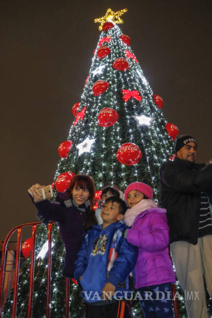 $!En Saltillo, llega Santa Claus a la Plaza de las Ciudades Hermanas para saludar a las familias