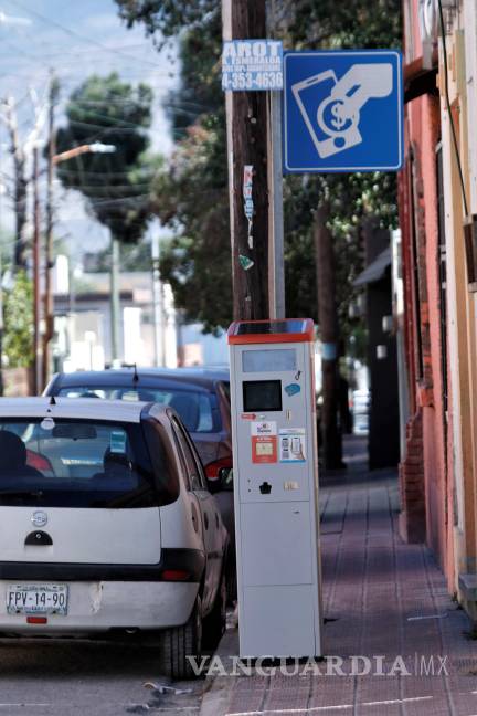$!Parquímetro con monedas y tarjeta de pago, ilustrando el cobro y control de estacionamiento en la ciudad.