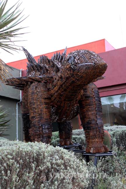 Armas decomisadas se convierten en dinosaurio que da bienvenida en el Museo del Desierto en Saltillo