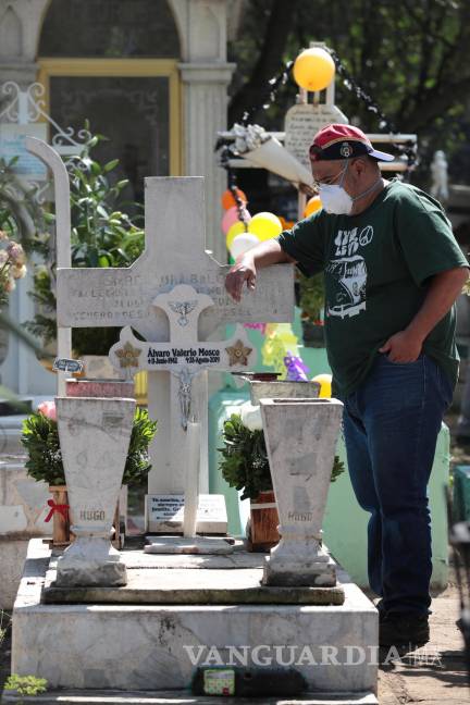 $!Habitantes de la alcaldía Iztapalapa, visitan este lunes 1 de noviembre de 2021 las tumbas de sus muertos, después de que estuvieron cerrados los panteones por más de un año debido a la pandemia de Covid-19. Agencia EL UNIVERSAL/Juan Boites/RDB