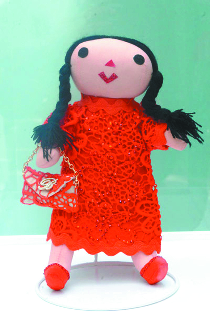 $!Diseñadores visten a la muñeca mazahua