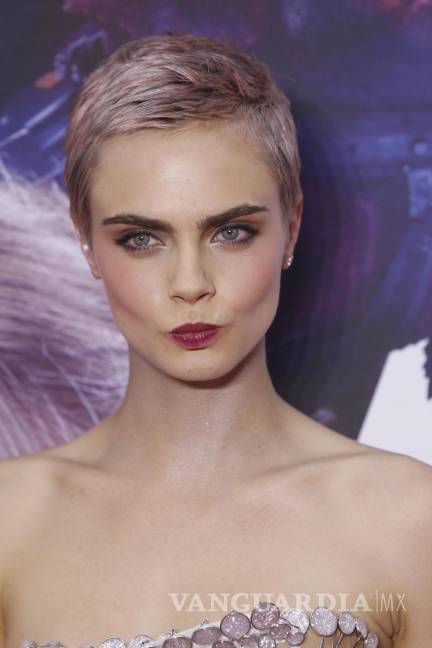 $!La actriz y modelo británica Cara Delevigne posa con un rapado importante.