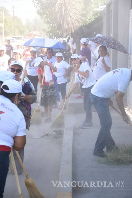 $!Candidata del PRI y simpatizantes se ponen a barrer las calles de Monclova