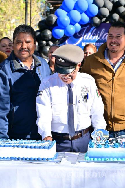 $!utoridades, familiares y ciudadanos acompañaron al agente en su último día de servicio.