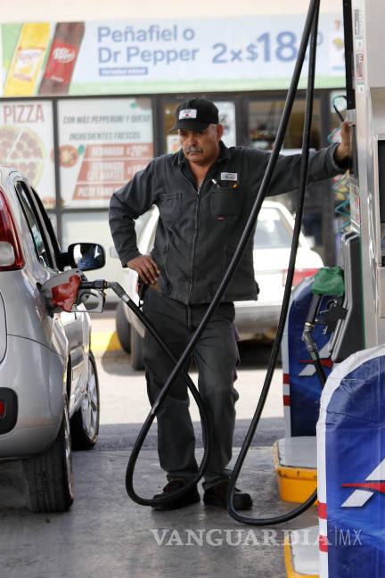 $!Continúa a la baja precio de la gasolina en Saltillo
