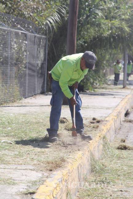 $!Cuadrillas empezaron a trabajar en el bulevar Fundadores, que inicia en el distribuidor vial y se extiende a los límites de Arteaga.