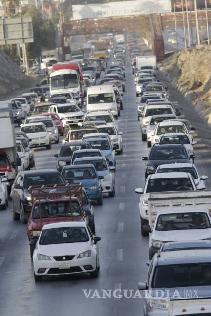 $!Múltiples daños y una larga fila de vehículos deja carambola en la carretera Saltillo-Monterrey