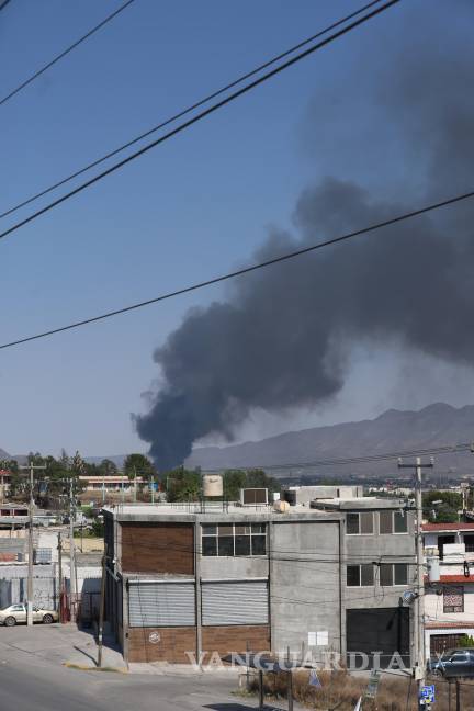 $!La humareda es visible desde varios puntos de Saltillo.