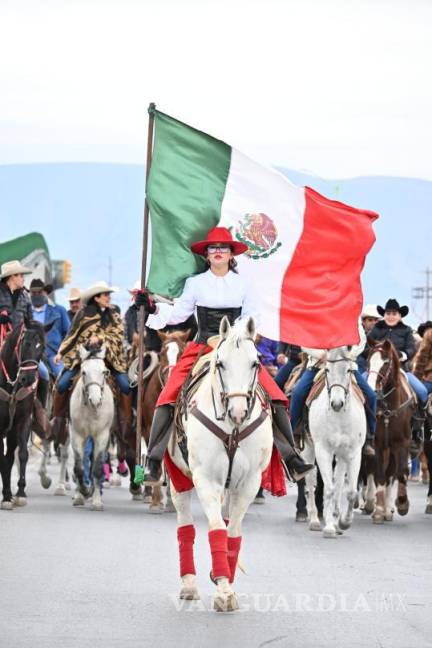 $!La tradicional cabalgata recorrió las calles del ejido 8 de Enero con una gran participación comunitaria.