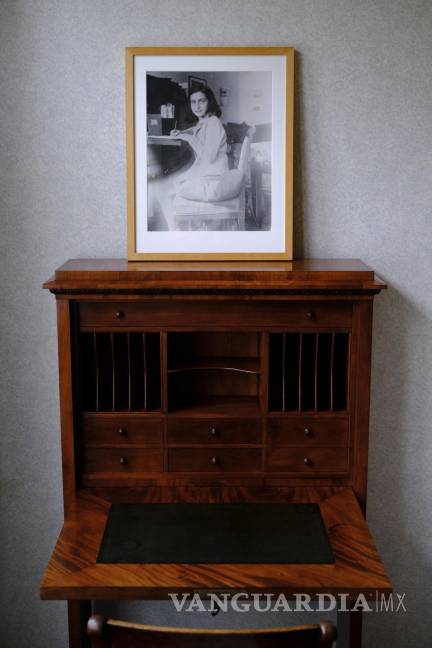 $!Una fotografía de Ana Frank sobre una réplica del escritorio que usó en el apartamento de su familia en Ámsterdam.