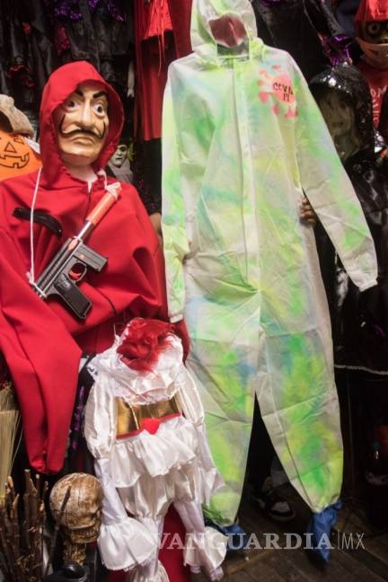 $!COVID-19, 'El Chapo' y AMLO inspiran máscaras de Halloween en mercado de CDMX