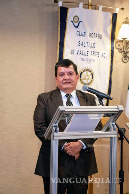 $!En una ceremonia especial, el Club Rotario Saltillo de Valle Arizpe distinguió a Francisco César Muñiz Sánchez por su compromiso con la labor social y su apoyo a las causas educativas.