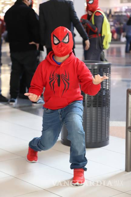 $!Chicos y grandes asistieron al estreno de la tercera entrega de “Spider-Man” protagonizada por Tom Holland.