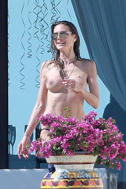 $!Captan a Heidi Klum en topless junto a su novio en playa mexicana