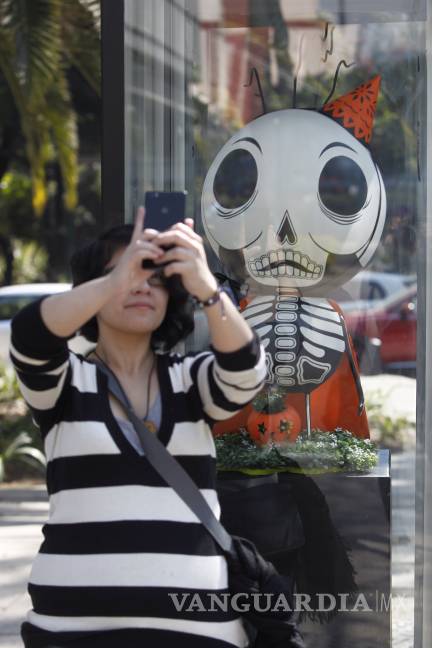 $!Tim Burton toma las calles de Paseo de la Reforma en Ciudad de México