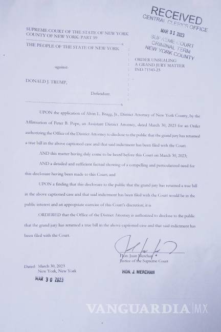 $!Una copia de una orden del juez Juan Manuel Merchan, que preside el caso del expresidente Donald Trump en Nueva York.