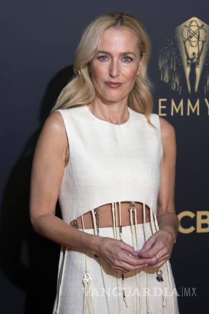 $!Los Premios Emmy 2021 tuvieron una sede en Los Ángeles y una en Londres, en donde Gillian Anderson asistió en un Chloe.