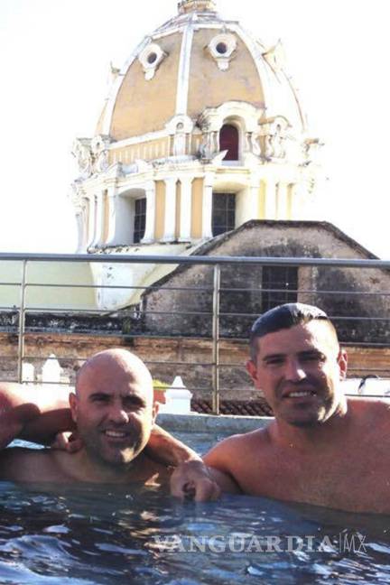 $!Esta fotografía de octubre de 2014 obtenida por AP muestra a los agentes de la DEA José Irizarry y George Zoumberos en la piscina en un hotel de lujo en Cartagena.