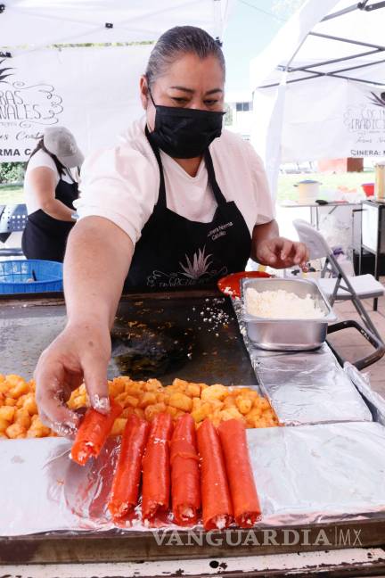$!El festival también integró antojitos mexicanos como enchiladas, gorditas y asado de puerco, convirtiendo el lugar en un corredor gastronómico que atrajo a quienes acudían al Centro durante el Buen Fin.