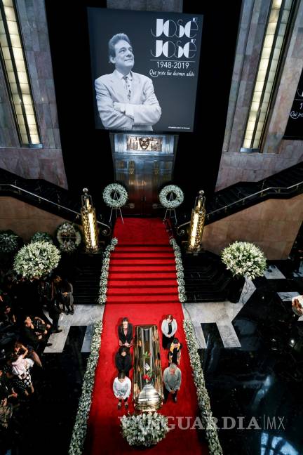 $!FOTOGALERÍA: Palacio de Bellas Artes rinde tributo al príncipe de la canción José José