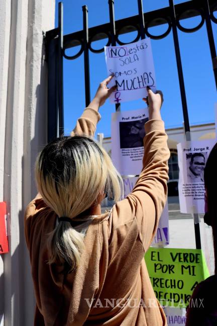 $!Señalaron que los docentes permanecieron encerrados en la sala de maestros durante la manifestación, bajo el resguardo de los otros docentes que pedían que no se dañara la imagen de la institución.